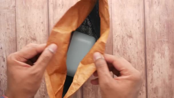 Uma lancheira em pacote de papel na mesa — Vídeo de Stock