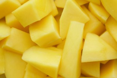  Sarı olgun kesim mango bir kase içinde tepeden aşağı 