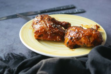 Tabaktan bir dilim BBQ tavuğu al. 