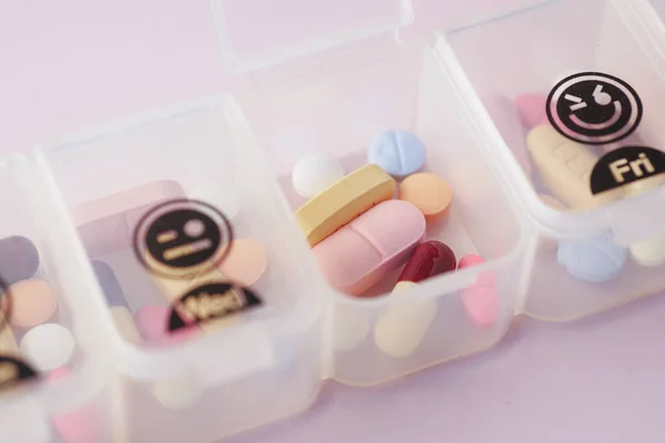 Tıbbi hapları masanın üzerindeki ilaç kutusuna koy. — Stok fotoğraf