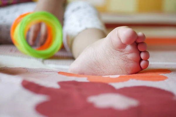 Primer plano de pies de niño seco en la cama , —  Fotos de Stock