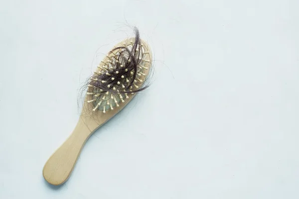 Un cepillo con el pelo perdido en la mesa — Foto de Stock
