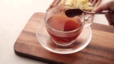 Ahşap zemin üzerinde zencefil çayının en üst görüntüsü.