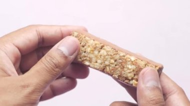 Yulaf ezmesi protein çubuğunu yakın tutuyordu. 