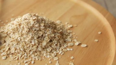 Yulaf gevreğini ve balı masaya koy. 