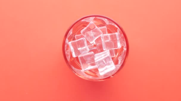 Verter refrescos en un vaso con hielo — Vídeo de stock