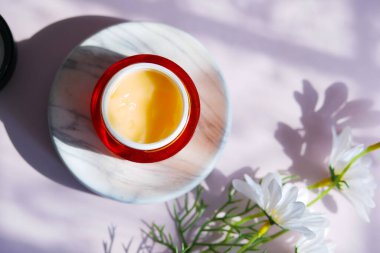 Masadaki kapta bitkisel krem kozmetik.,