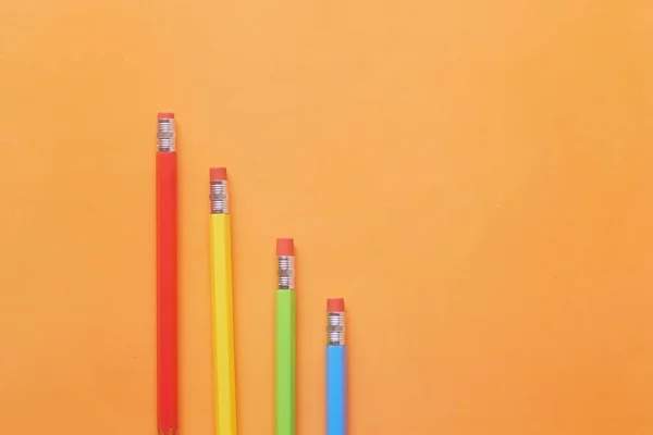 Composição plana de lápis coloridos no fundo laranja — Fotografia de Stock