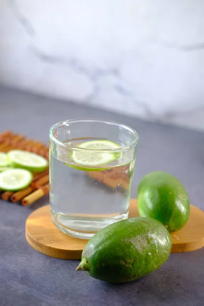 Bebida refrescante de água de limão na mesa, vista superior — Fotografia de Stock