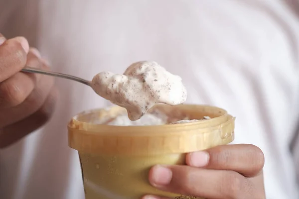 Eating chocolate and vanila flavor ice cream in a container — Stock Photo, Image