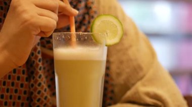 Kadınlar salonda limon suyu içiyor. 