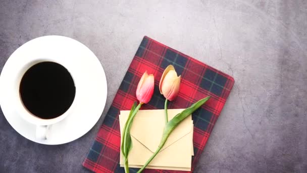 黑色背景的扁平咖啡、郁金香花和眼镜 . — 图库视频影像