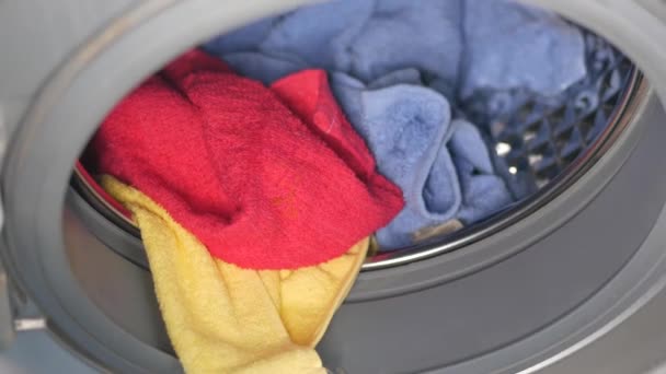 Férfi tesz ing mosógép. — Stock videók