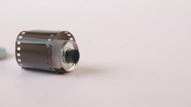 Камера с рулонами пленки на столе — стоковое видео