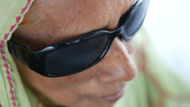 Óculos de perfuração com furos no rosto para treinar a visão — Vídeo de Stock