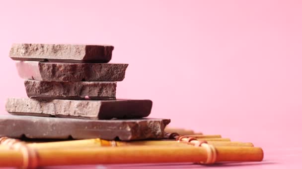 Cioccolato fondente su un piatto da vicino — Video Stock