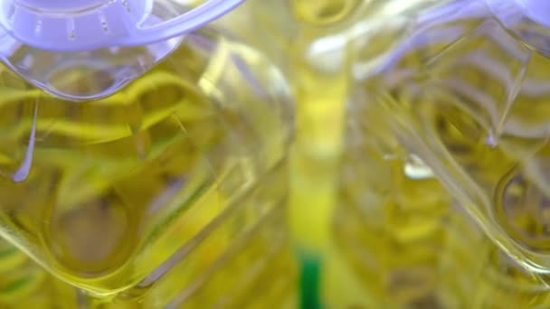 Botella de aceite de girasol amarillo en la mesa — Vídeo de stock
