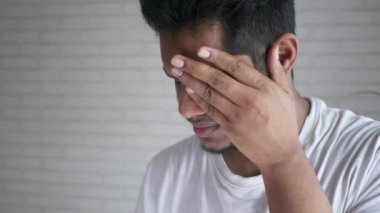 Üzüntülü adamın yüzünü ellerinle kapat..