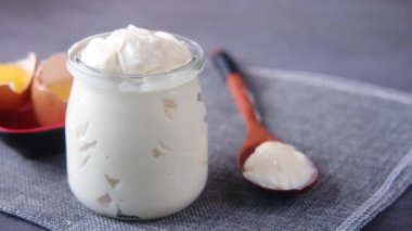 Masanın üstündeki kabın içinde mayonezi kapat. .