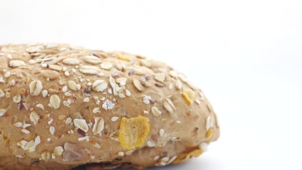 Plan de détail de pain cuit à grains entiers sur la table — Video