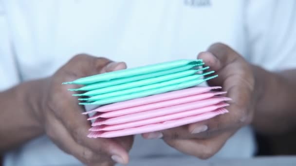 Met kleurrijke papieren bubbel envelop — Stockvideo