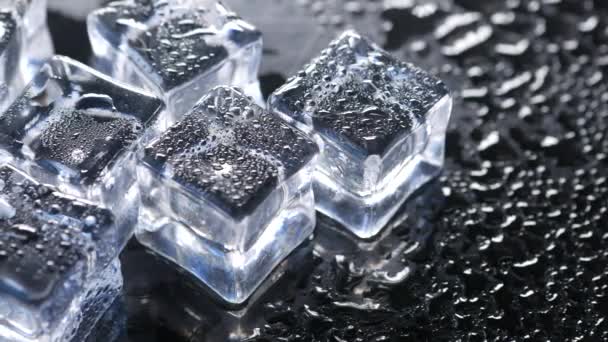 Close up de muitos cubos de gelo no fundo branco — Vídeo de Stock