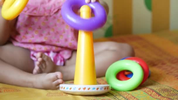 Niño jugando con un bebé juguetes en la cama, concepto de desarrollo infantil. — Vídeo de stock