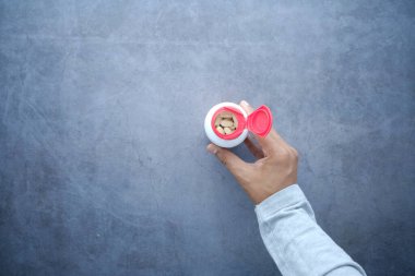 Elinde ilaç kutusuyla gezen genç adamın en iyi görüntüsü. 