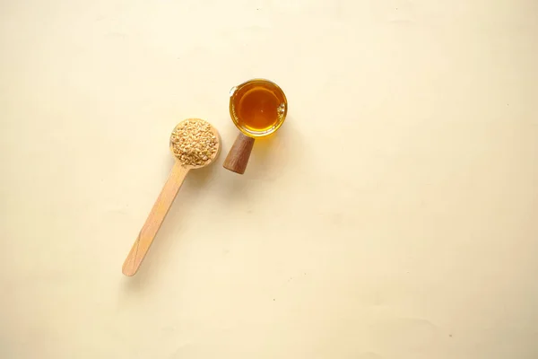 Olej koksowniczy i nasiona słonecznika w pojemniku na stole — Zdjęcie stockowe