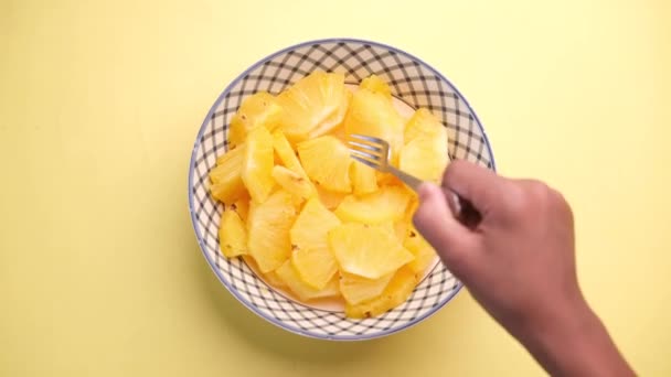 Scheibe Ananas in Schüssel auf gelbem Hintergrund — Stockvideo