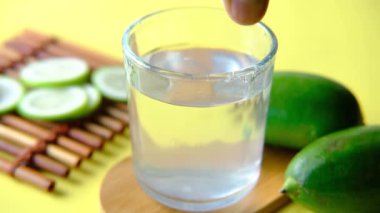 Limon suyunu tazeleyen masa üstü manzaralı. 