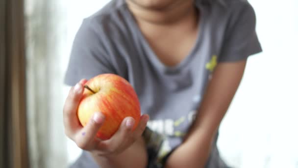 Ребенок девочка зеленое яблоко на белом фоне — стоковое видео