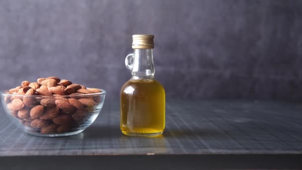 Мигдальні олії та свіжі горіхи на столі — стокове відео
