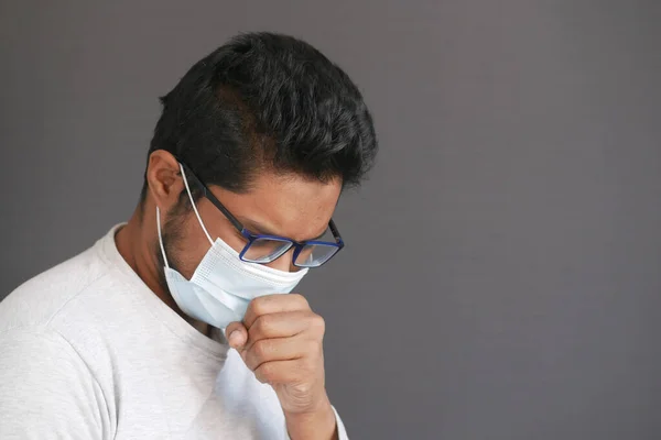 Hasta adamın grip alerjisi var. Hapşırıyor ve burnunu siliyor. — Stok fotoğraf