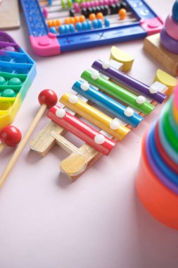 Masadaki matematik öğrenme oyuncağını saymak 