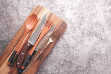 Siyah arka planda ahşap doğrama tahtası 