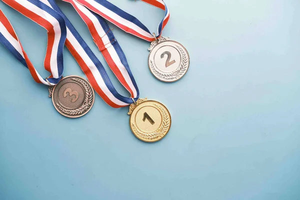 Mavi üzerine birinci, ikinci ve üçüncü sıra Throphy 