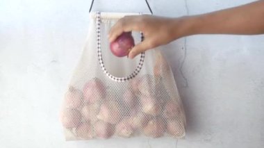 Yeniden kullanılabilir bir alışveriş torbasında taze soğan. 