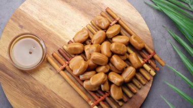  Karamelli çikolata ve sıvı, masanın üstünde. 