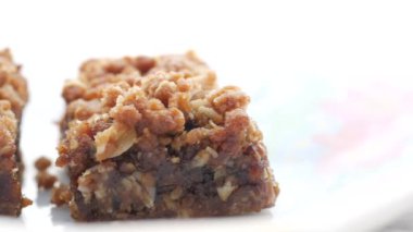 Masadaki bir tabakta meyveli çikolata. 