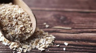 Yulaf lapalarını kaşıkla masaya koy. 