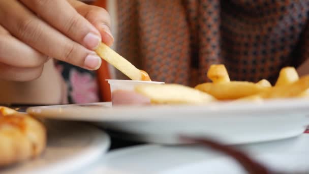 Mangiare patatine fritte sul piatto — Video Stock