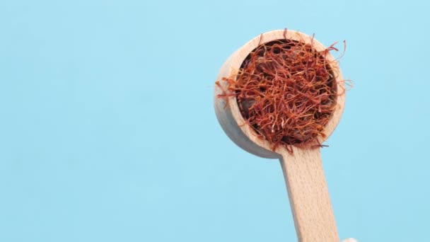 Saffron Spice on a wooden spoon top view — Vídeo de Stock