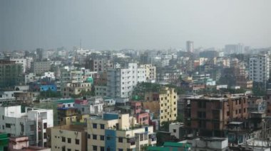 Bangladeş 'in Dhaka şehrinde yağmurlu bir günde eski konut binaları