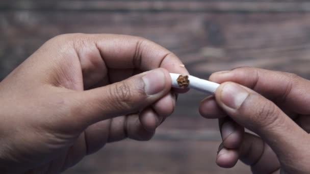 Cámara lenta de los hombres rompiendo cigarrillos de cerca — Vídeo de stock