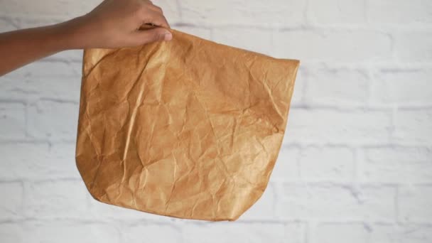 Κρατώντας ένα πακέτο μεσημεριανό χαρτί — Αρχείο Βίντεο
