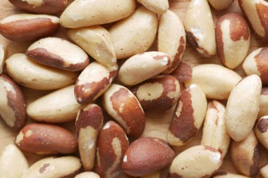 Brezilya fıstıklarının kasedeki üst görüntüsü. .