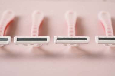 Pembe arka planda Pembe Razor yakın plan