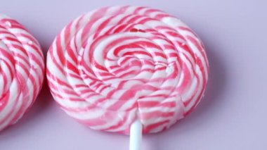 Masadaki lolipop şekerlerini kapatın. 