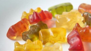 Sarı arka planda bir tabakta şekerleme .